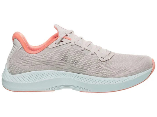 Women's Topo Fli-lyte 5. Light Grey upper. Off White midsole. Medial view.