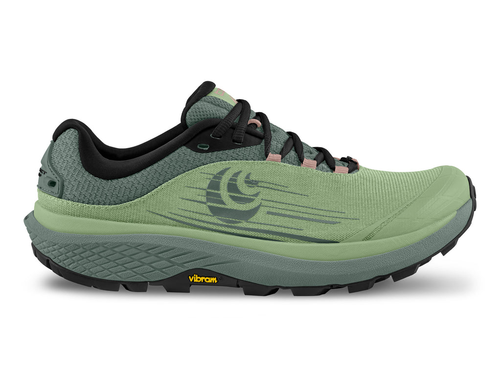 Women's Topo Athletic Pursuit. Green upper. Dark green midsole. Lateral view.