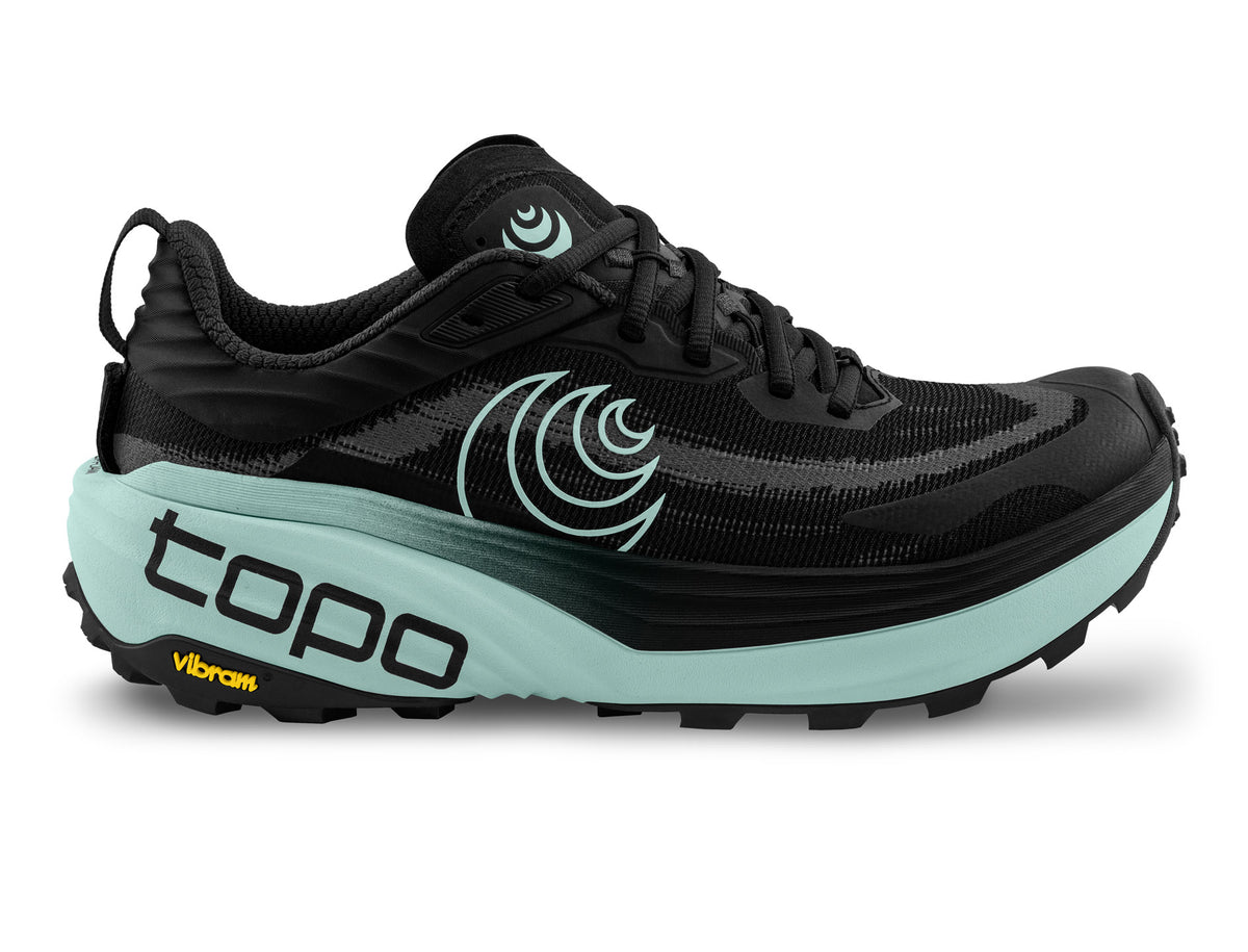 Women's Topo Vista. Black upper. Green midsole. Lateral view.