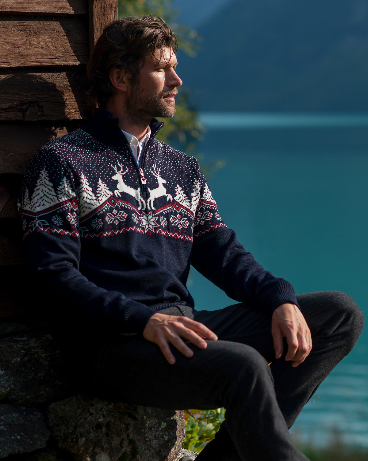 Dale of Norway Christmas Sweater, men’s, Navy/Off White/Raspberry – outdoor seated view