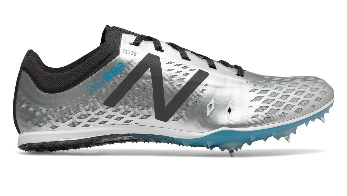 Men's New Balance MD 800 v5. Silver upper. Lateral view.