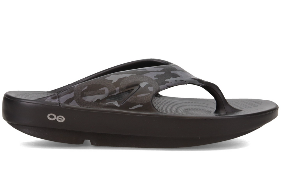 Oofos Ooriginal Sport Sandal. Black Camo. Lateral view.