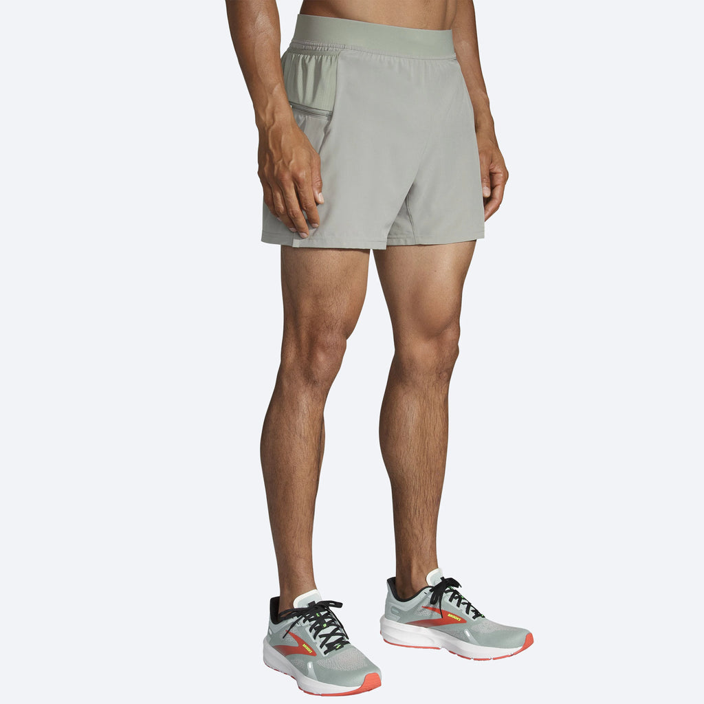 Men's Brooks Sherpa 5" 2-in-1 Shorts. Grey. Front/Lateral view.