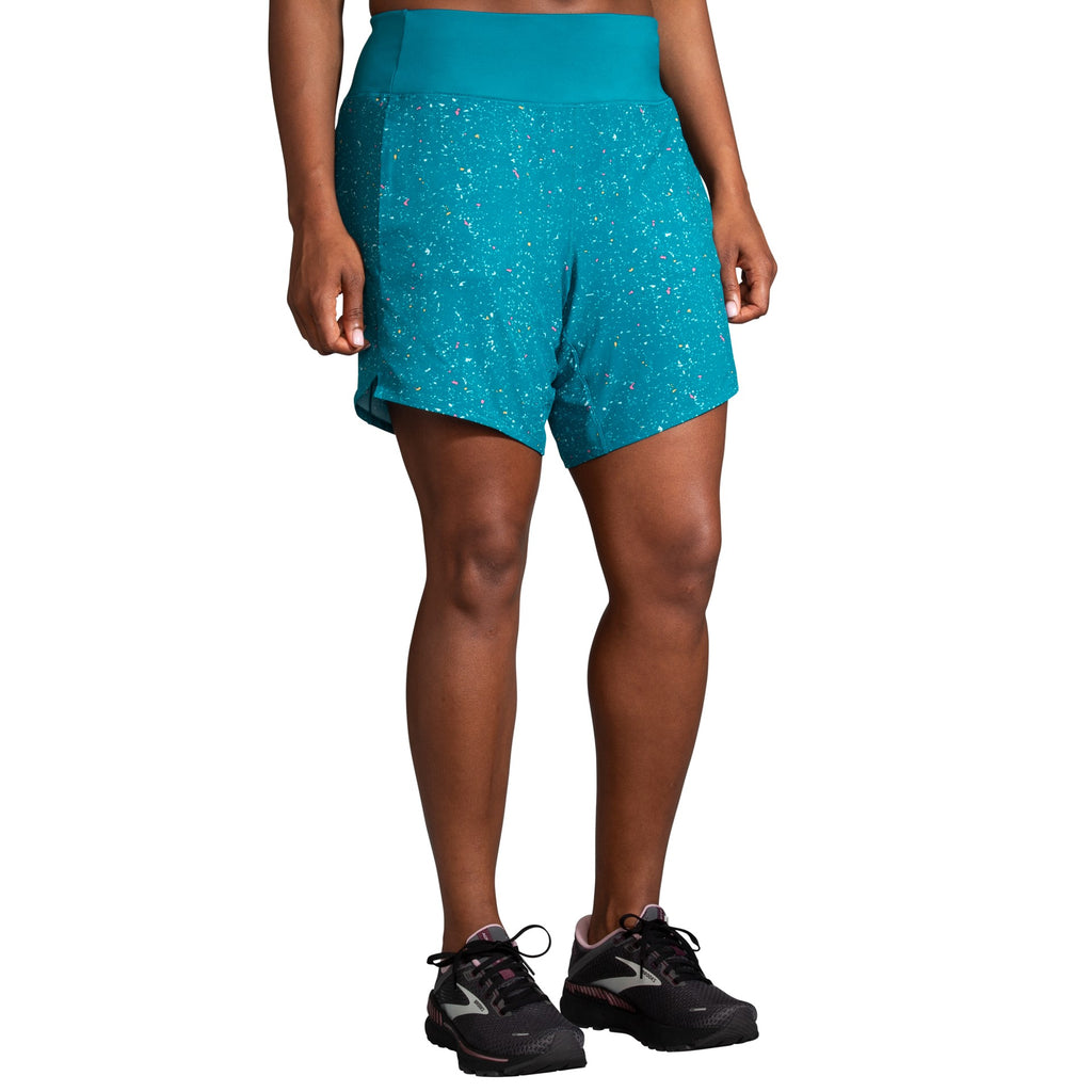 Women's Brooks Chaser 7" Shorts. Teall print. Front view.