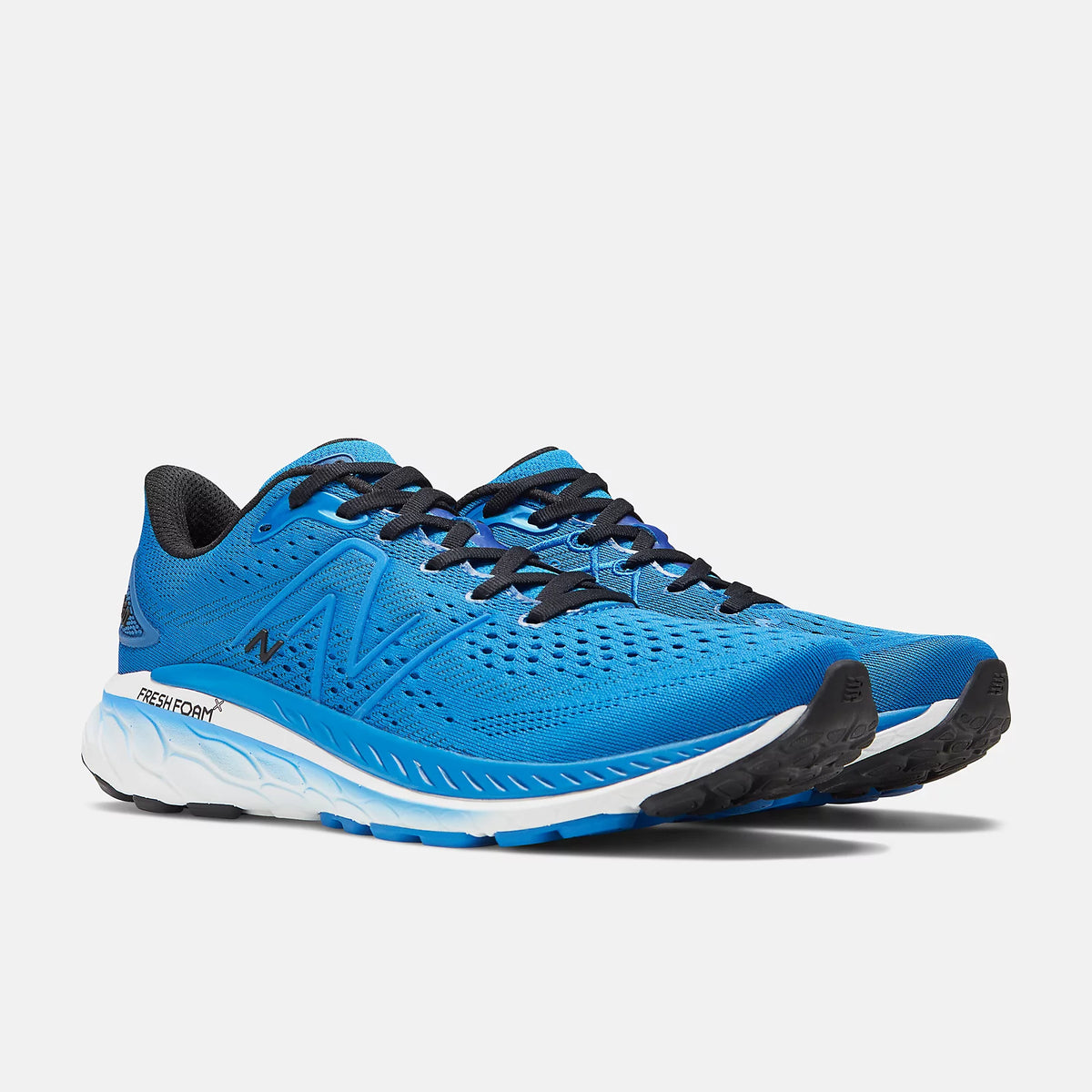 Men's New Balance 860v13. Blue upper. White midsole. Lateral view.
